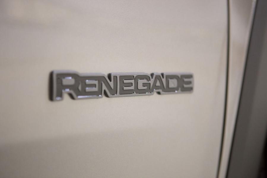 Логотип Jeep Renegade Night Eagle (BU) 2017 года  (LA) (фото 9 из 17)